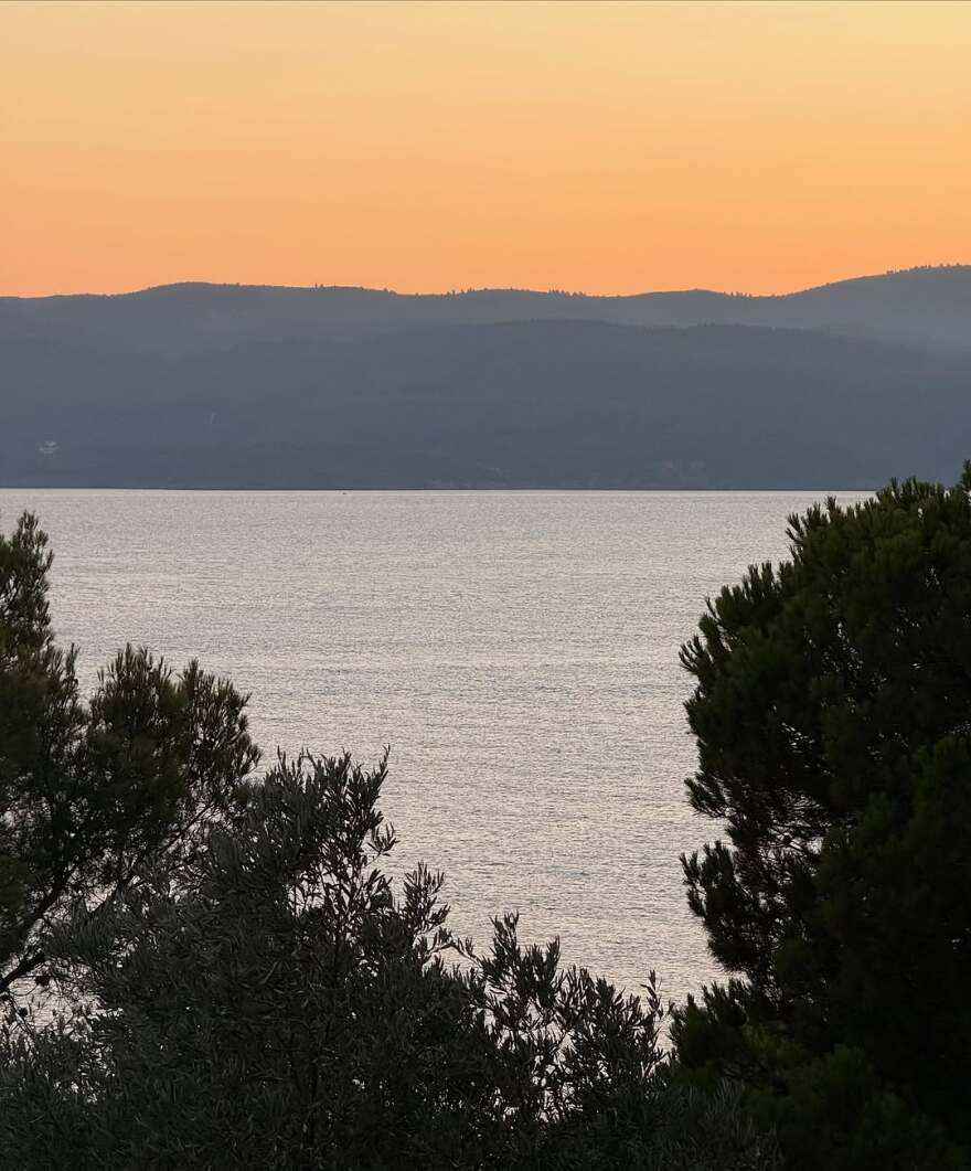 Στη Σκιάθο ο Κωνσταντίνος Αργυρός - Ποζάρει στην πισίνα με φόντο το ηλιοβασίλεμα