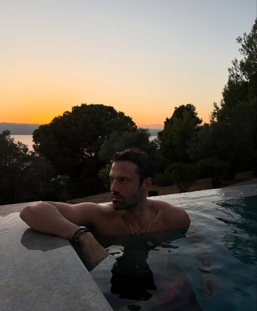 Στη Σκιάθο ο Κωνσταντίνος Αργυρός - Ποζάρει στην πισίνα με φόντο το ηλιοβασίλεμα