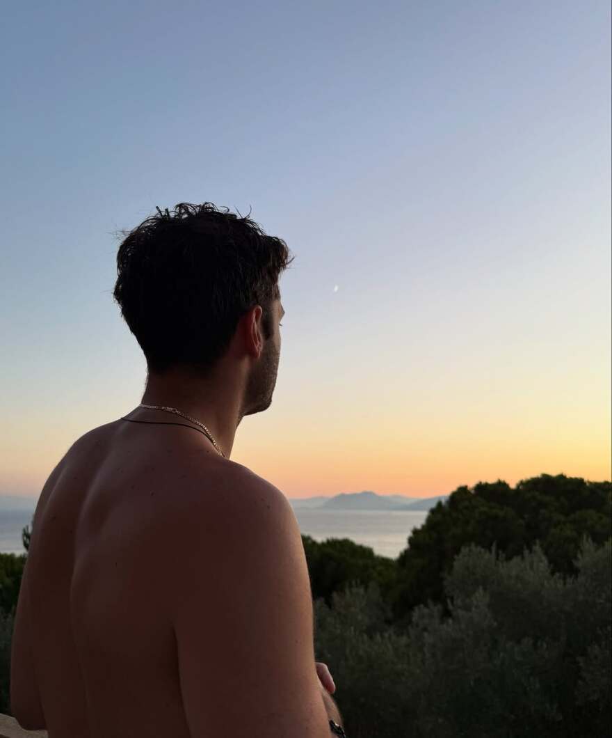 Στη Σκιάθο ο Κωνσταντίνος Αργυρός - Ποζάρει στην πισίνα με φόντο το ηλιοβασίλεμα