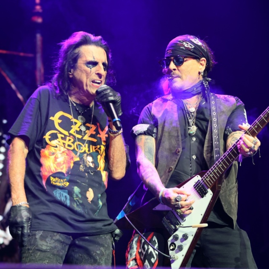 Ο Τζόνι Ντεπ τίμησε τον Όζι Όσμπορν με εμφάνιση-έκπληξη σε συναυλία του Άλις Κούπερ