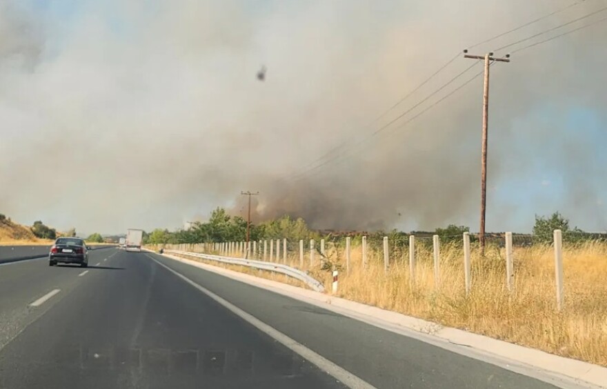 Μαίνεται η φωτιά στην Άσσηρο Θεσσαλονίκης - Ξεκίνησαν τις ρίψεις τρία εναέρια μέσα