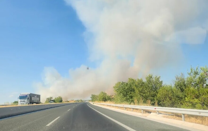 Φωτιά στην Άσσηρο Θεσσαλονίκης - Μεγαλώνει το μέτωπο, έφθασε στην παλιά εθνική οδό