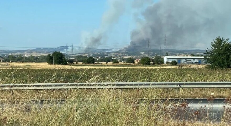 Φωτιά στην Άσσηρο Θεσσαλονίκης - Μεγαλώνει το μέτωπο, έφθασε στην παλιά εθνική οδό