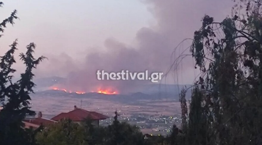 Μαίνεται η φωτιά στην Άσσηρο Θεσσαλονίκης - Ξεκίνησαν τις ρίψεις τρία εναέρια μέσα