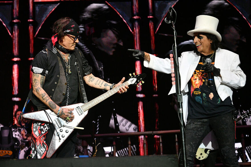 Ο Τζόνι Ντεπ τίμησε τον Όζι Όσμπορν με εμφάνιση-έκπληξη σε συναυλία του Άλις Κούπερ