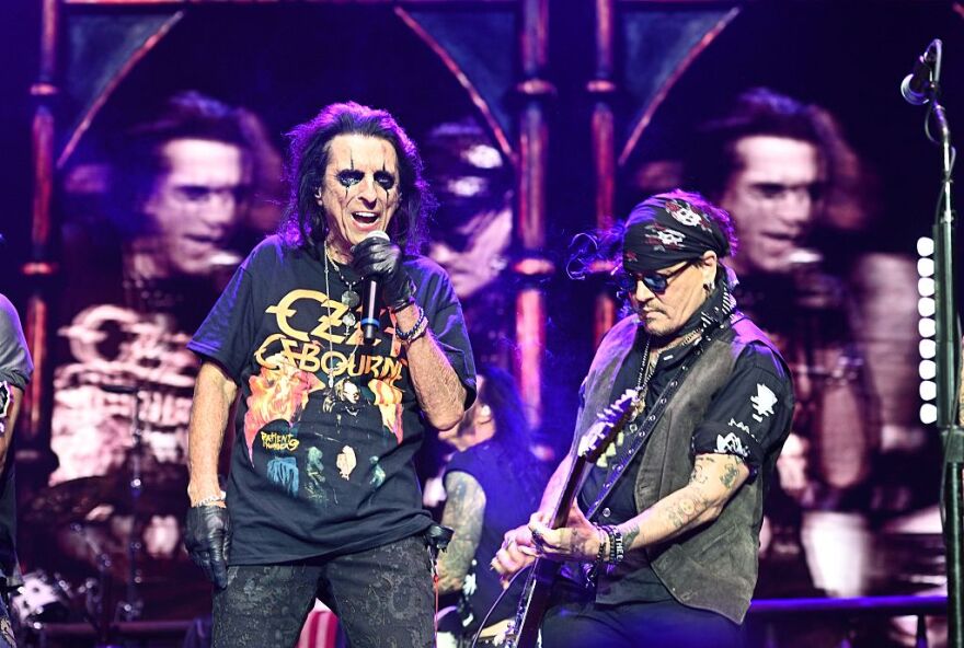 Ο Τζόνι Ντεπ τίμησε τον Όζι Όσμπορν με εμφάνιση-έκπληξη σε συναυλία του Άλις Κούπερ