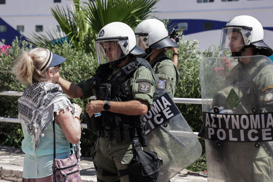 Επεισόδια με μπουκάλια και χημικά στη διαμαρτυρία για το ισραηλινό κρουαζιερόπλοιο στον Άγιο Νικόλαο - Δείτε φωτογραφίες και βίντεο