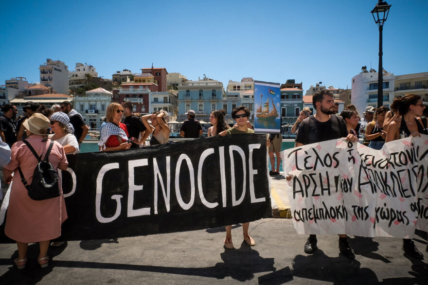 Επεισόδια με μπουκάλια και χημικά στη διαμαρτυρία για το ισραηλινό κρουαζιερόπλοιο στον Άγιο Νικόλαο - Δείτε φωτογραφίες και βίντεο