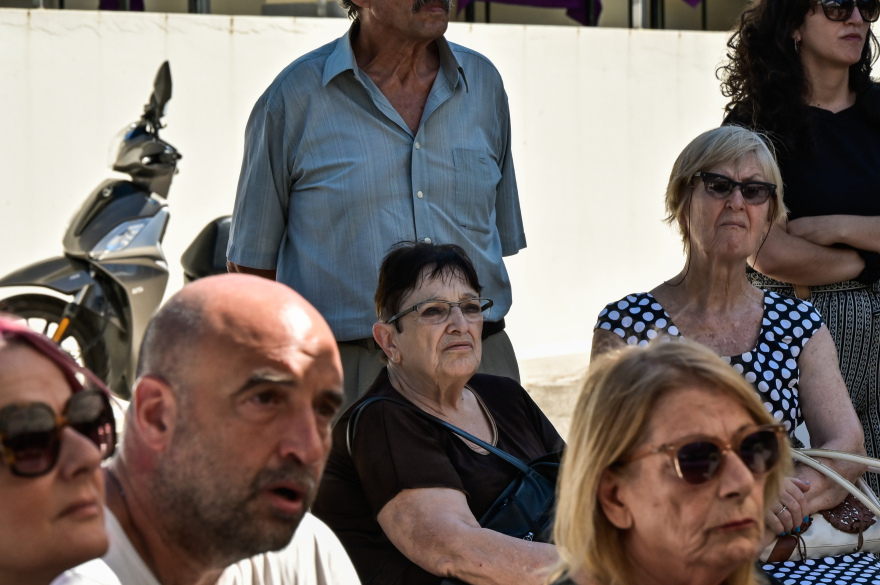 Η Αλέκα Παπαρήγα παρευρέθηκε στην πολιτική κηδεία του ηθοποιού Θανάση Νάκου