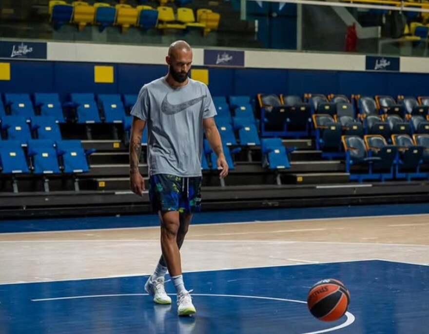 Φουρνιέ: Το φωτογραφικό άλμπουμ από τις διακοπές του Γάλλου - Το ραβανί, η μπουγάτσα και τα γαλανά νερά της Ελλάδας