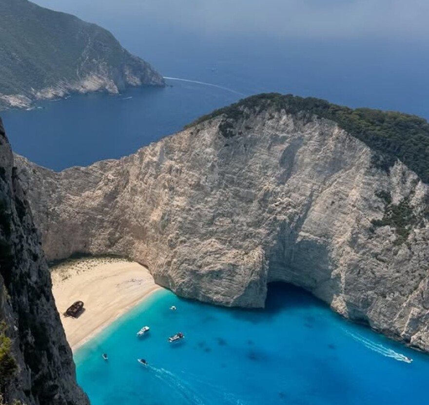 Φουρνιέ: Το φωτογραφικό άλμπουμ από τις διακοπές του Γάλλου - Το ραβανί, η μπουγάτσα και τα γαλανά νερά της Ελλάδας