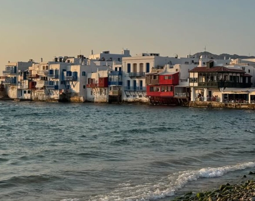 Φουρνιέ: Το φωτογραφικό άλμπουμ από τις διακοπές του Γάλλου - Το ραβανί, η μπουγάτσα και τα γαλανά νερά της Ελλάδας