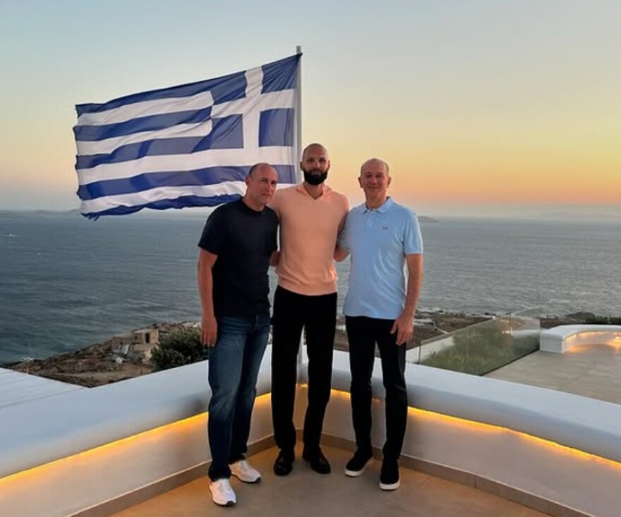 Φουρνιέ: Το φωτογραφικό άλμπουμ από τις διακοπές του Γάλλου - Το ραβανί, η μπουγάτσα και τα γαλανά νερά της Ελλάδας