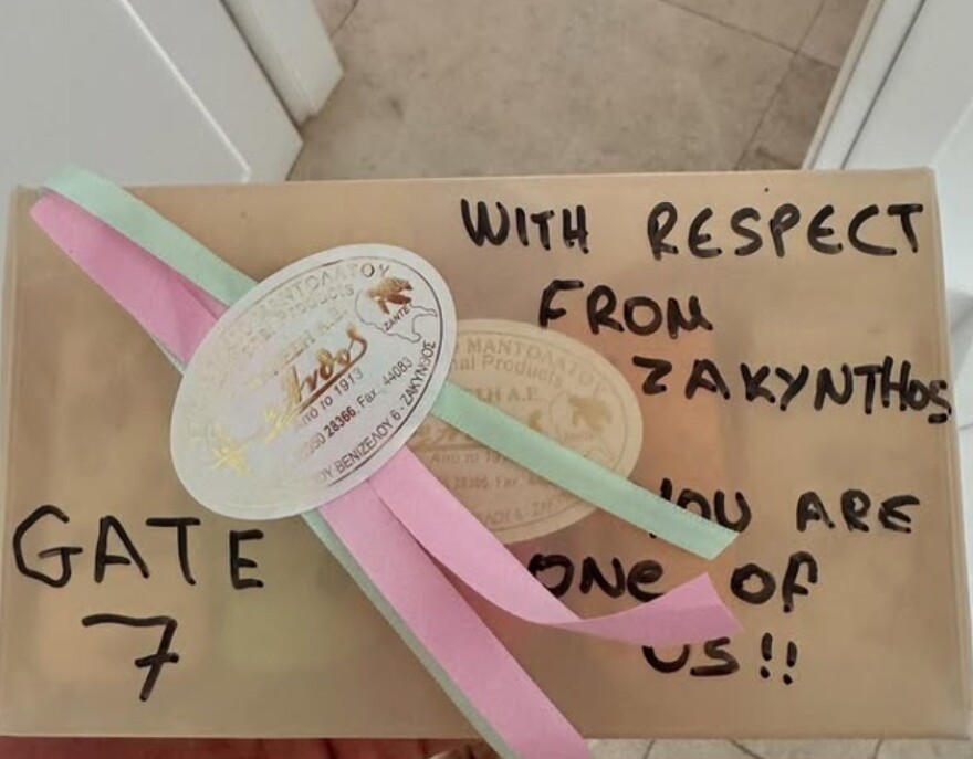 Φουρνιέ: Το φωτογραφικό άλμπουμ από τις διακοπές του Γάλλου - Το ραβανί, η μπουγάτσα και τα γαλανά νερά της Ελλάδας