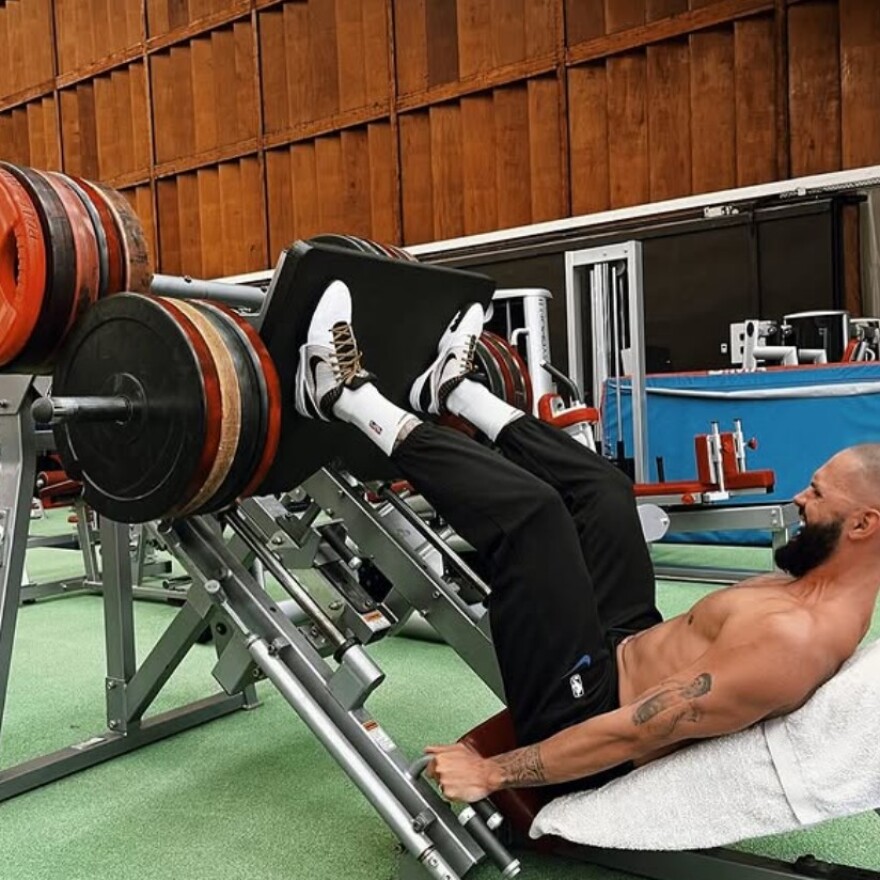 Φουρνιέ: Το φωτογραφικό άλμπουμ από τις διακοπές του Γάλλου - Το ραβανί, η μπουγάτσα και τα γαλανά νερά της Ελλάδας