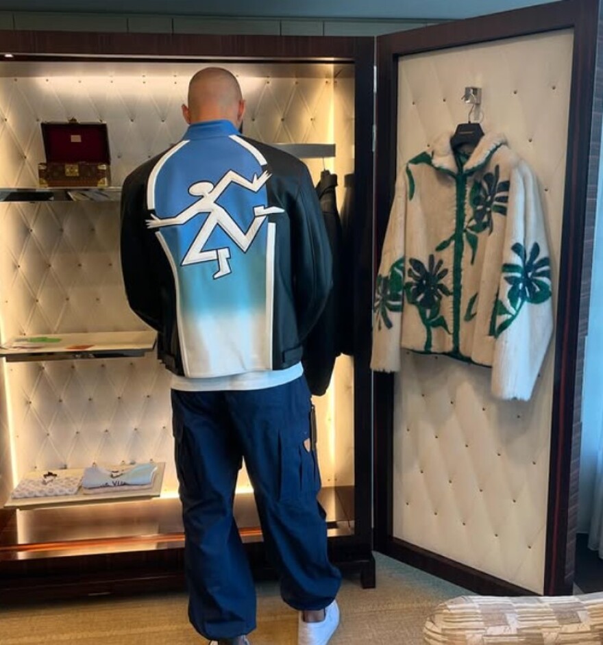 Φουρνιέ: Το φωτογραφικό άλμπουμ από τις διακοπές του Γάλλου - Το ραβανί, η μπουγάτσα και τα γαλανά νερά της Ελλάδας