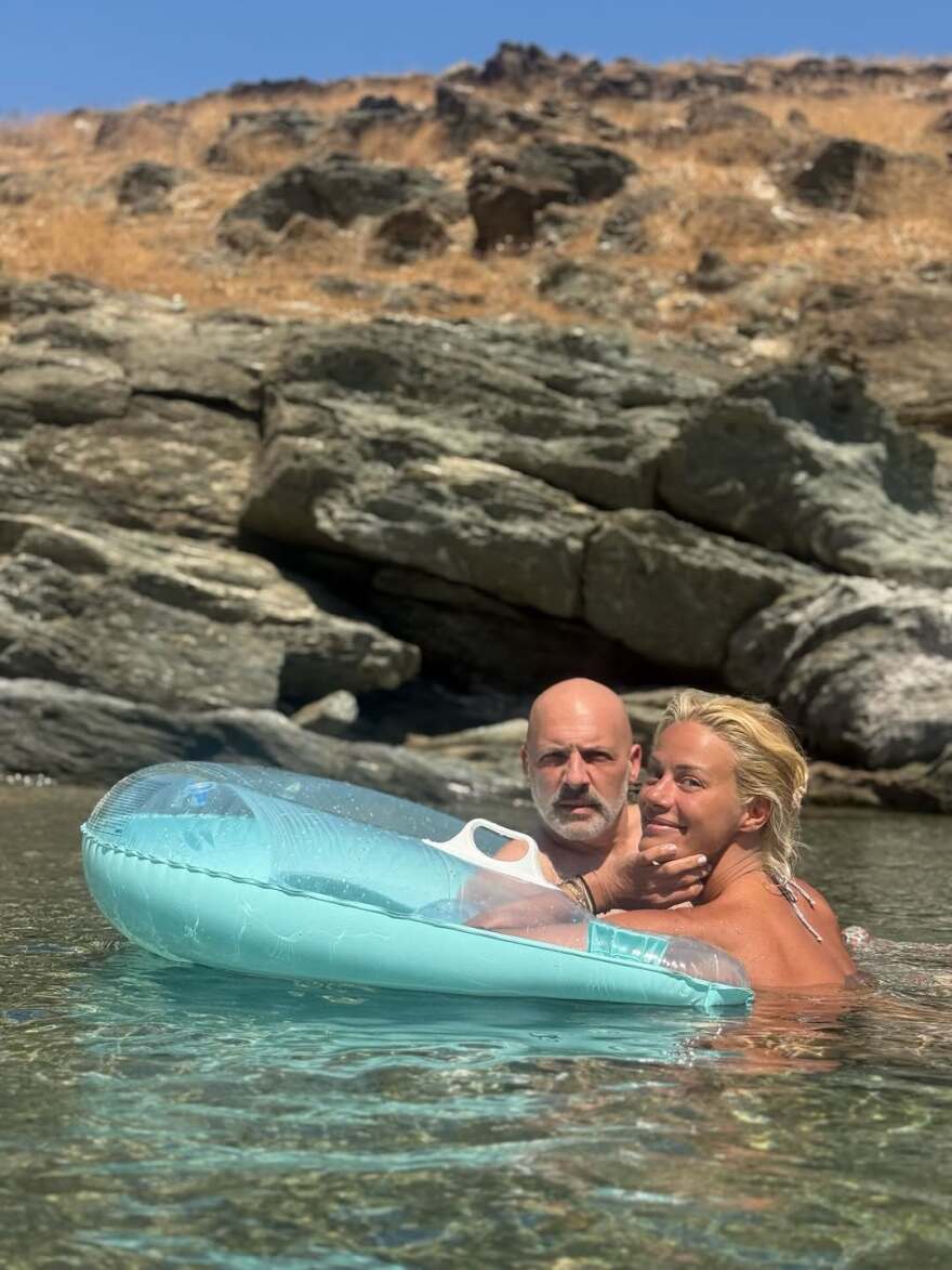 Ζέτα Μακρυπούλια: Οι βουτιές στη θάλασσα με τον Νίκο Μουτσινά - Δείτε τις φωτογραφίες