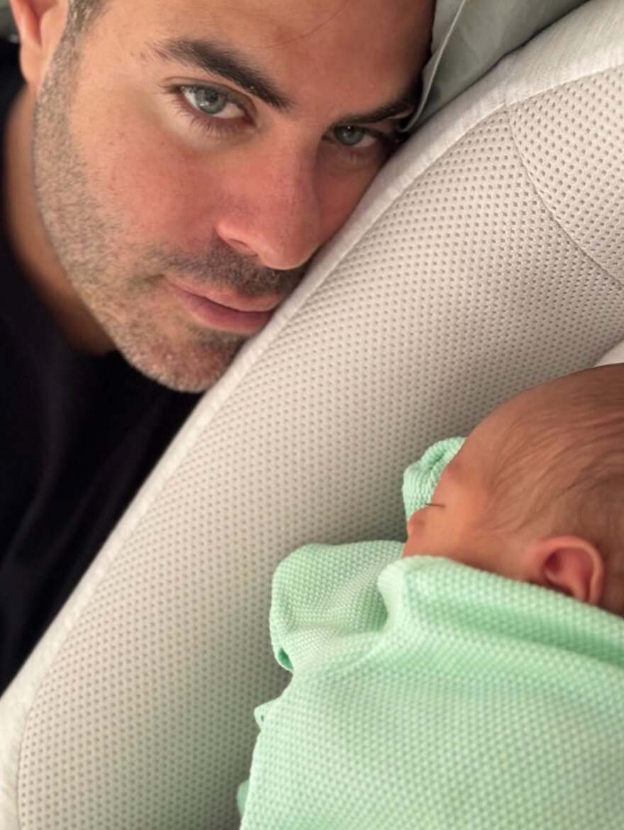 Η Δώρα Παντέλη αγκαλιά με τον νεογέννητο γιο της - Δείτε φωτογραφίες