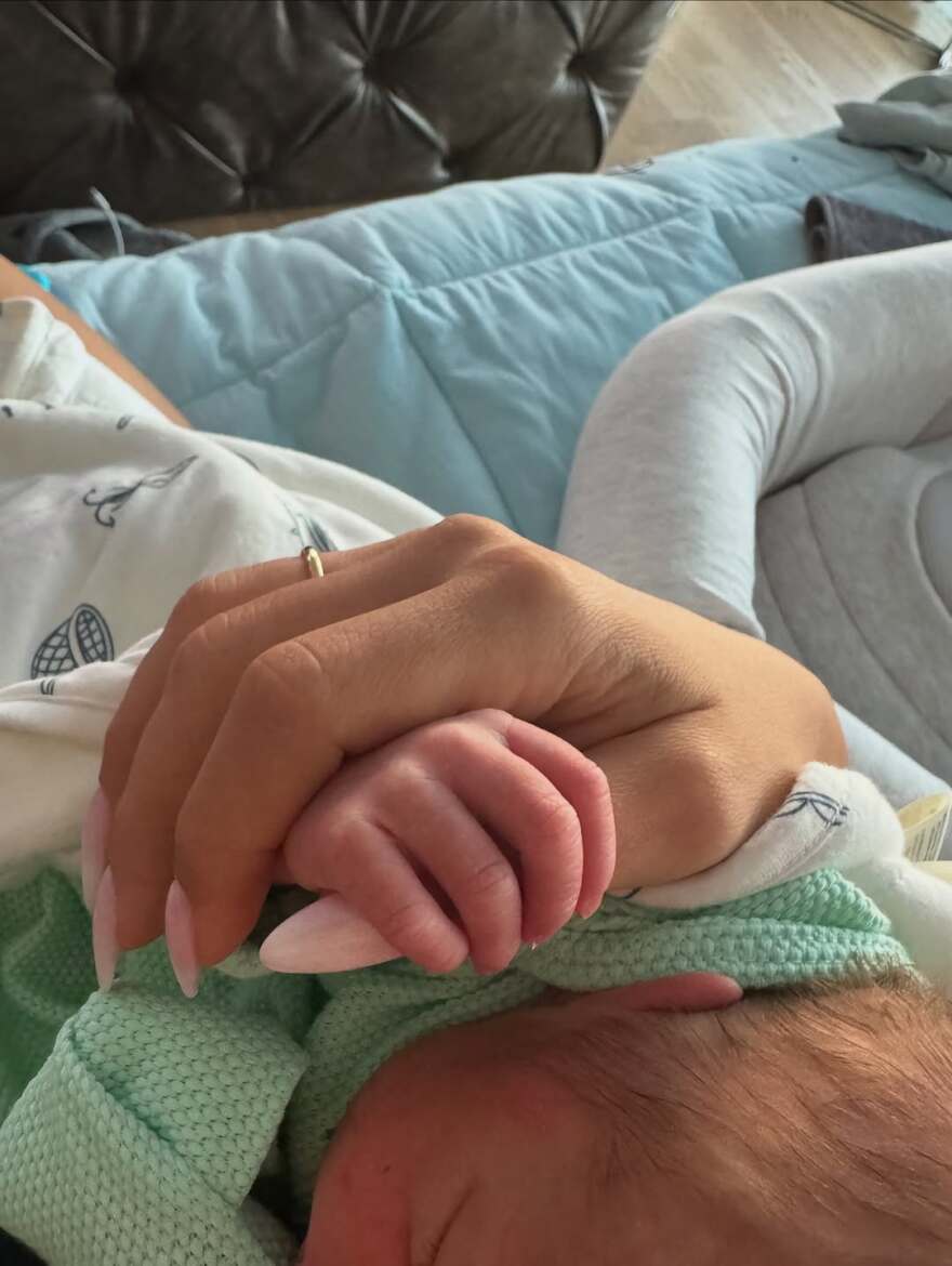 Η Δώρα Παντέλη αγκαλιά με τον νεογέννητο γιο της - Δείτε φωτογραφίες