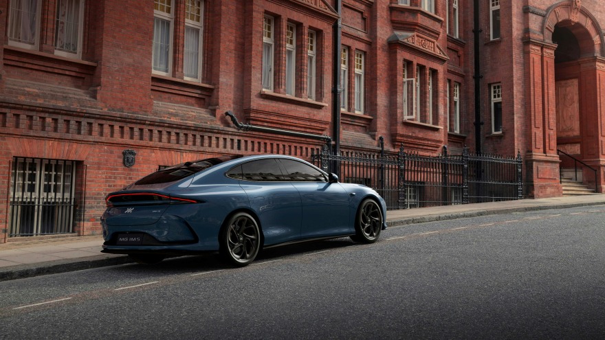 Το νέο MG IM5 ρίχνει το γάντι στο Tesla Model 3