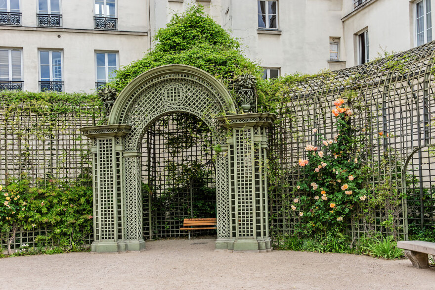 Guardian: Από το Παρίσι μέχρι την Αθήνα, αυτοί είναι οι καλύτεροι «κρυμμένοι» κήποι στην Ευρώπη