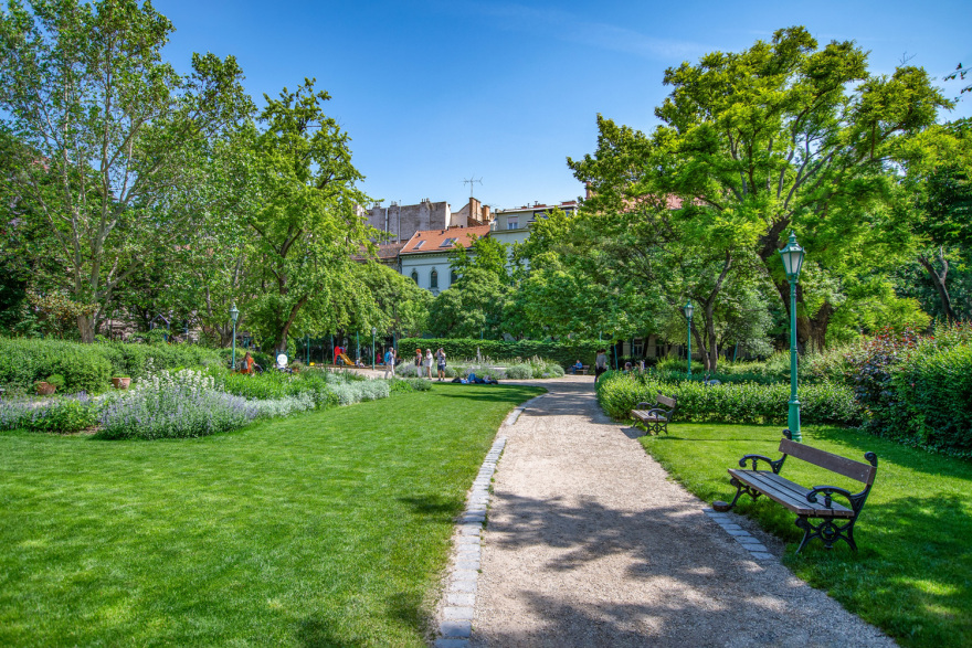 Guardian: Από το Παρίσι μέχρι την Αθήνα, αυτοί είναι οι καλύτεροι «κρυμμένοι» κήποι στην Ευρώπη