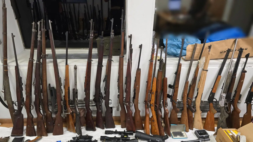 Κιάτο: Πάνω από 170 όπλα και 15.500 σφαίρες βρέθηκαν σε σπίτι απόστρατου της Αεροπορίας