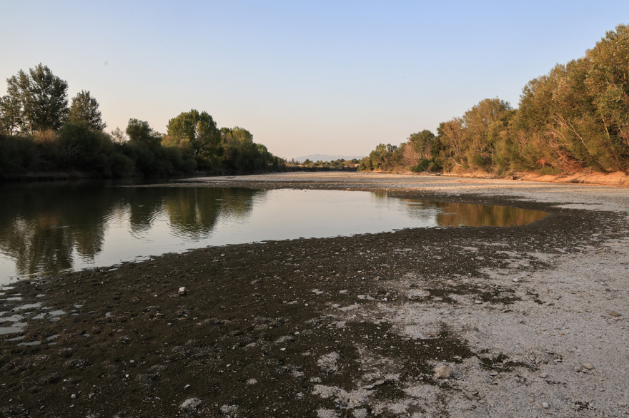Λάρισα: Ανομβρία και καύσωνας οδήγησαν σε σημαντικότατη πτώση της στάθμης των νερών του Πηνειού