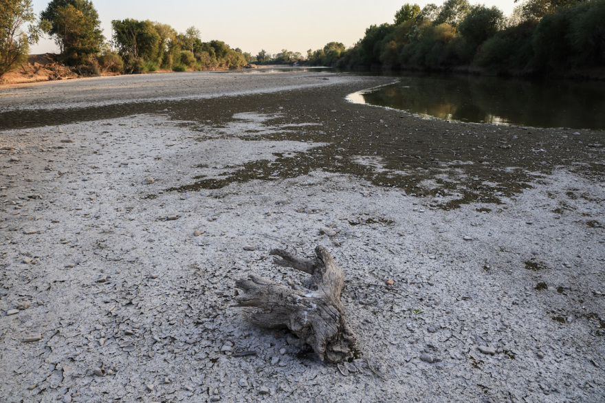 Λάρισα: Ανομβρία και καύσωνας οδήγησαν σε σημαντικότατη πτώση της στάθμης των νερών του Πηνειού
