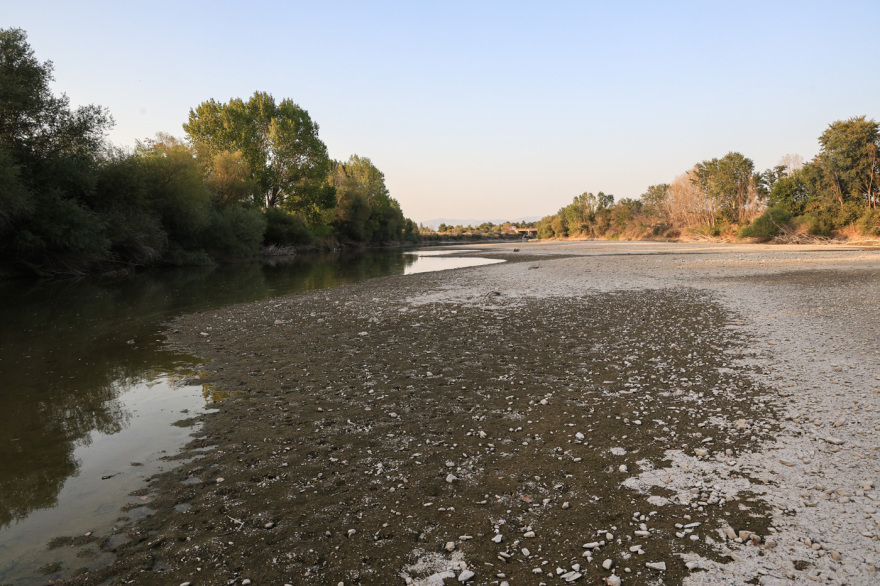 Λάρισα: Ανομβρία και καύσωνας οδήγησαν σε σημαντικότατη πτώση της στάθμης των νερών του Πηνειού