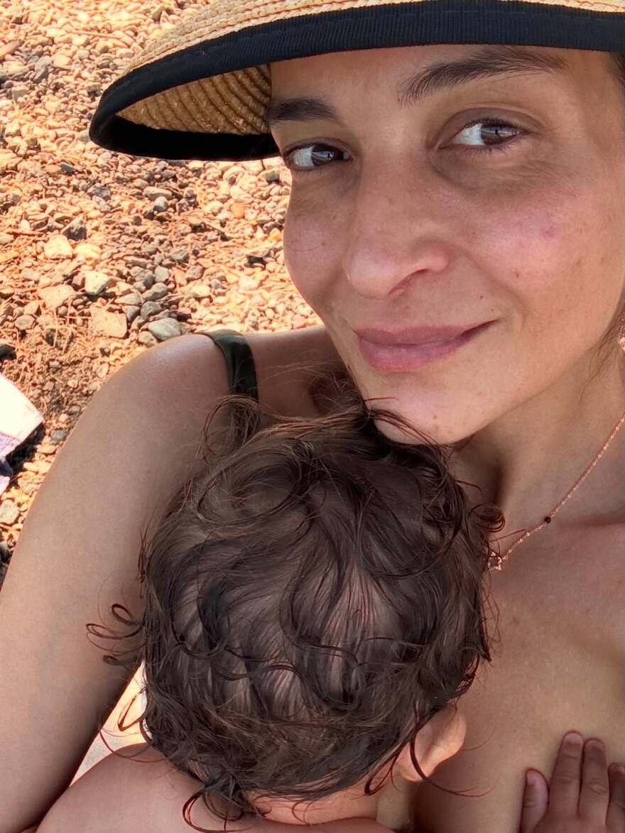 Η Αντιγόνη Κουλουκάκου φωτογραφίζεται αγκαλιά με τον γιο της στην παραλία