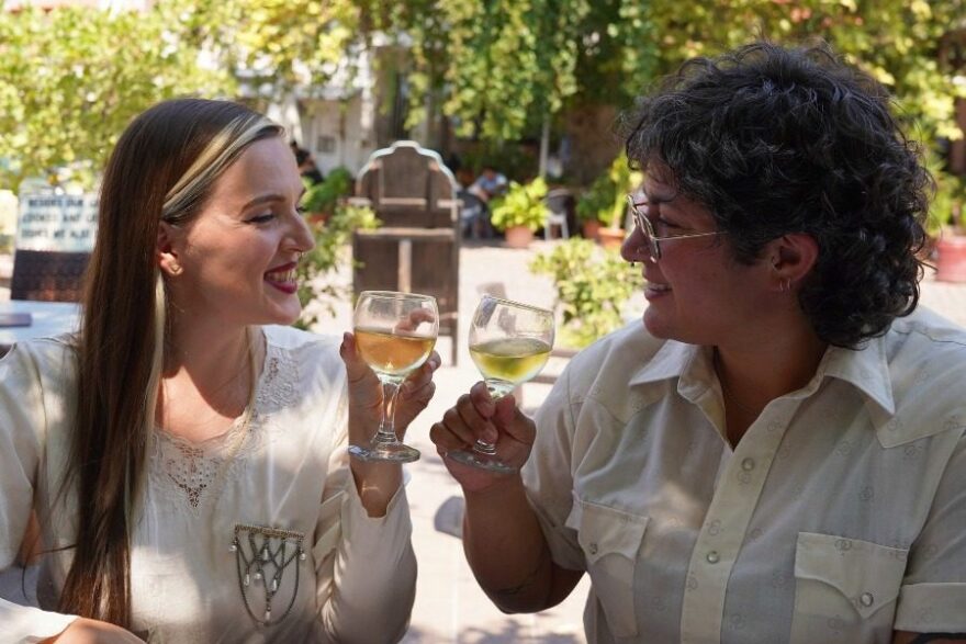 Γάμος στο νησί της Σαπφoύς – Η Μέγκαν και η Χάνα από τον Καναδά επέλεξαν να παντρευτούν στην Ερεσό