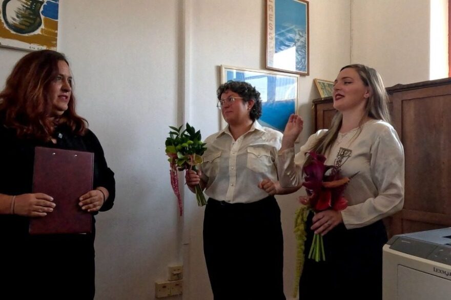 Γάμος στο νησί της Σαπφoύς – Η Μέγκαν και η Χάνα από τον Καναδά επέλεξαν να παντρευτούν στην Ερεσό