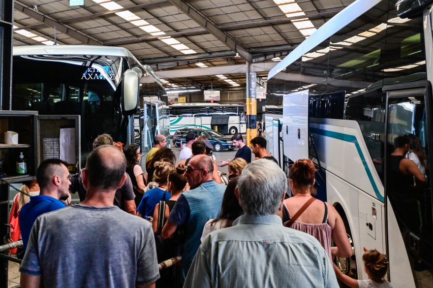 Πρώτο μεγάλο κύμα αδειούχων του Αυγούστου - Κίνηση στον Πειραιά, γεμάτα φεύγουν τα πλοία
