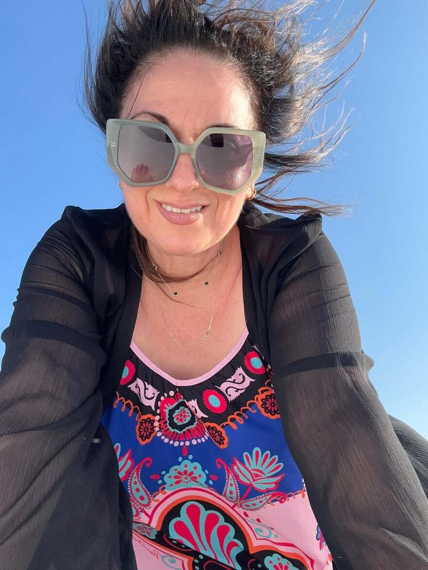 Η Σοφία Μουτίδου βρίσκεται στη Σαντορίνη με τον σύντροφό της - Δείτε τις φωτογραφίες