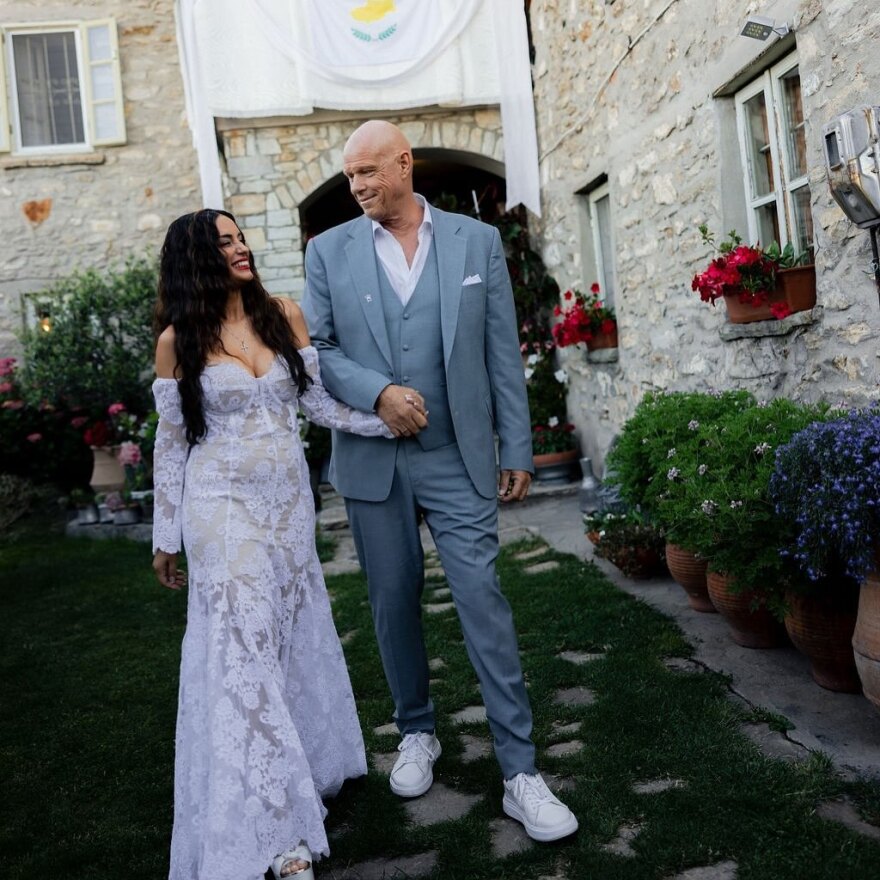 Η Ελπίδα Ιακωβίδου δημοσίευσε φωτογραφίες από τον γάμο της με τον Τζώνη Καλημέρη