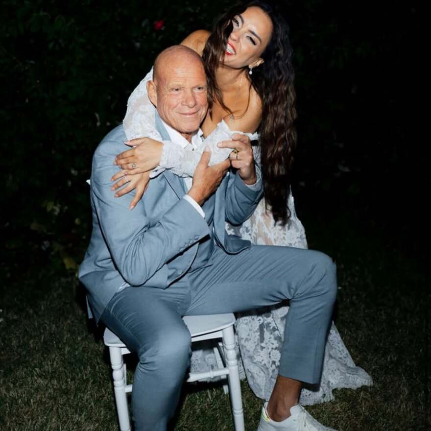 Η Ελπίδα Ιακωβίδου δημοσίευσε φωτογραφίες από τον γάμο της με τον Τζώνη Καλημέρη