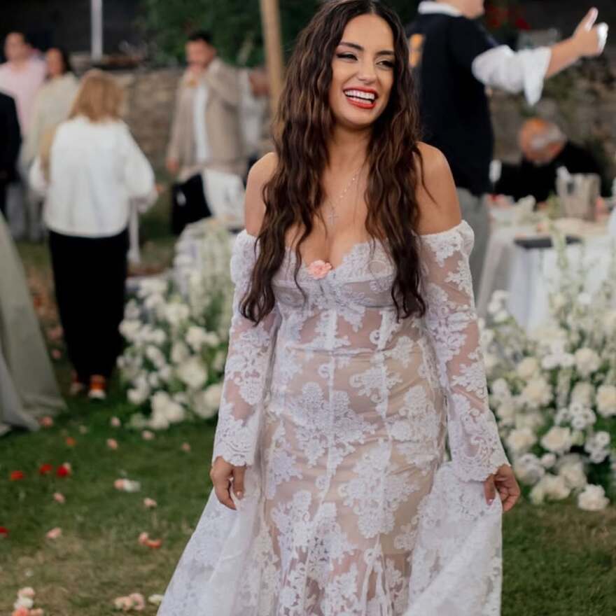 Η Ελπίδα Ιακωβίδου δημοσίευσε φωτογραφίες από τον γάμο της με τον Τζώνη Καλημέρη