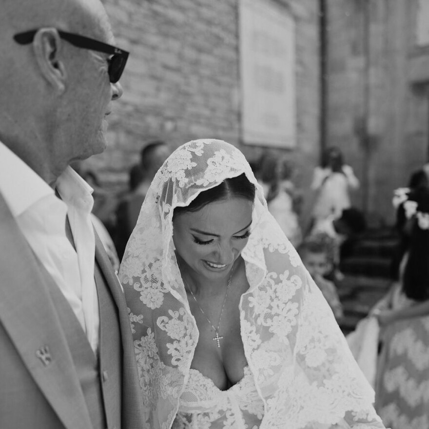 Η Ελπίδα Ιακωβίδου δημοσίευσε φωτογραφίες από τον γάμο της με τον Τζώνη Καλημέρη