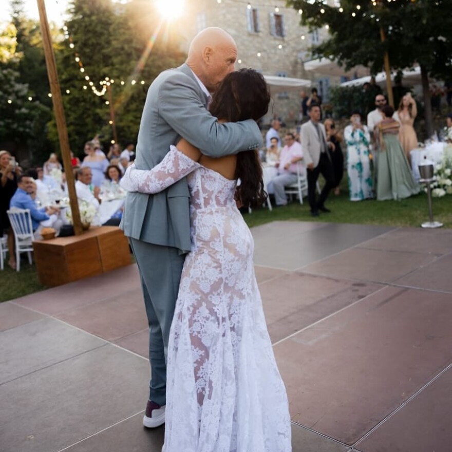 Η Ελπίδα Ιακωβίδου δημοσίευσε φωτογραφίες από τον γάμο της με τον Τζώνη Καλημέρη