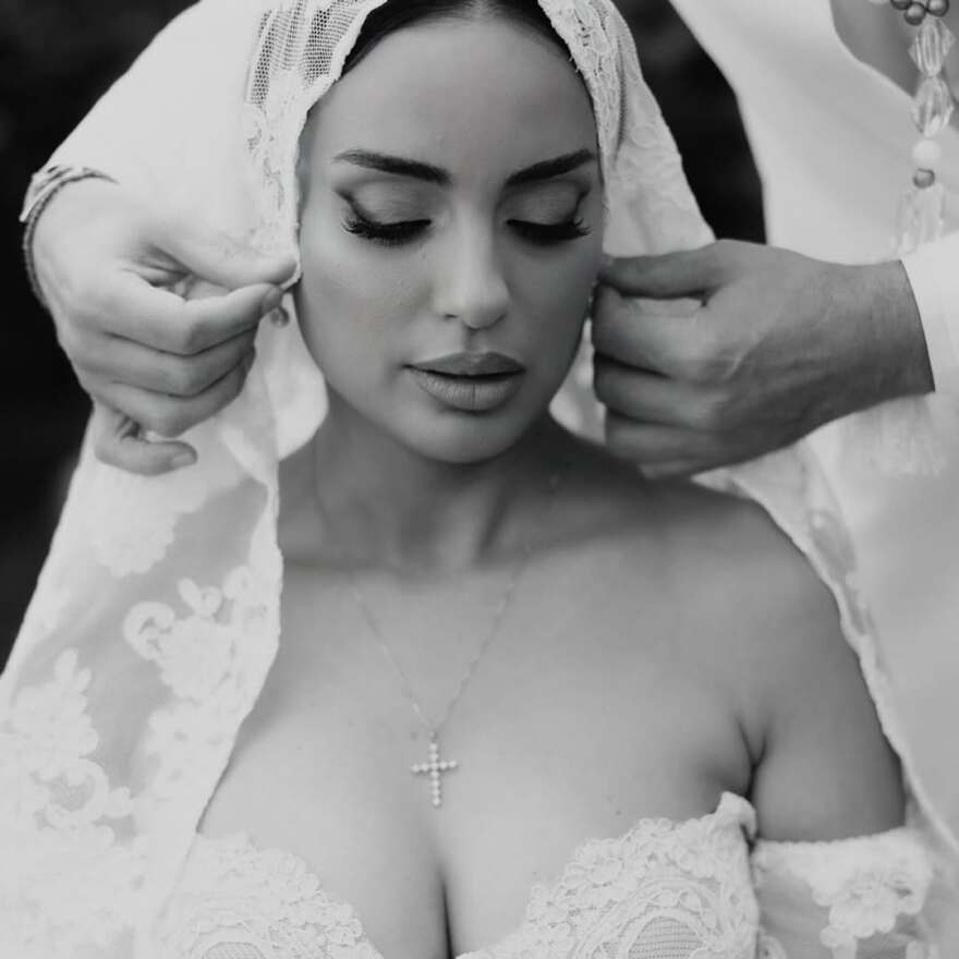 Η Ελπίδα Ιακωβίδου δημοσίευσε φωτογραφίες από τον γάμο της με τον Τζώνη Καλημέρη