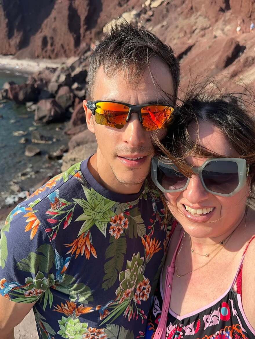 Η Σοφία Μουτίδου βρίσκεται στη Σαντορίνη με τον σύντροφό της - Δείτε τις φωτογραφίες