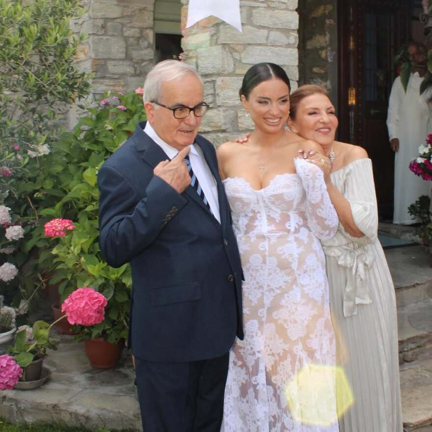 Η Ελπίδα Ιακωβίδου δημοσίευσε φωτογραφίες από τον γάμο της με τον Τζώνη Καλημέρη