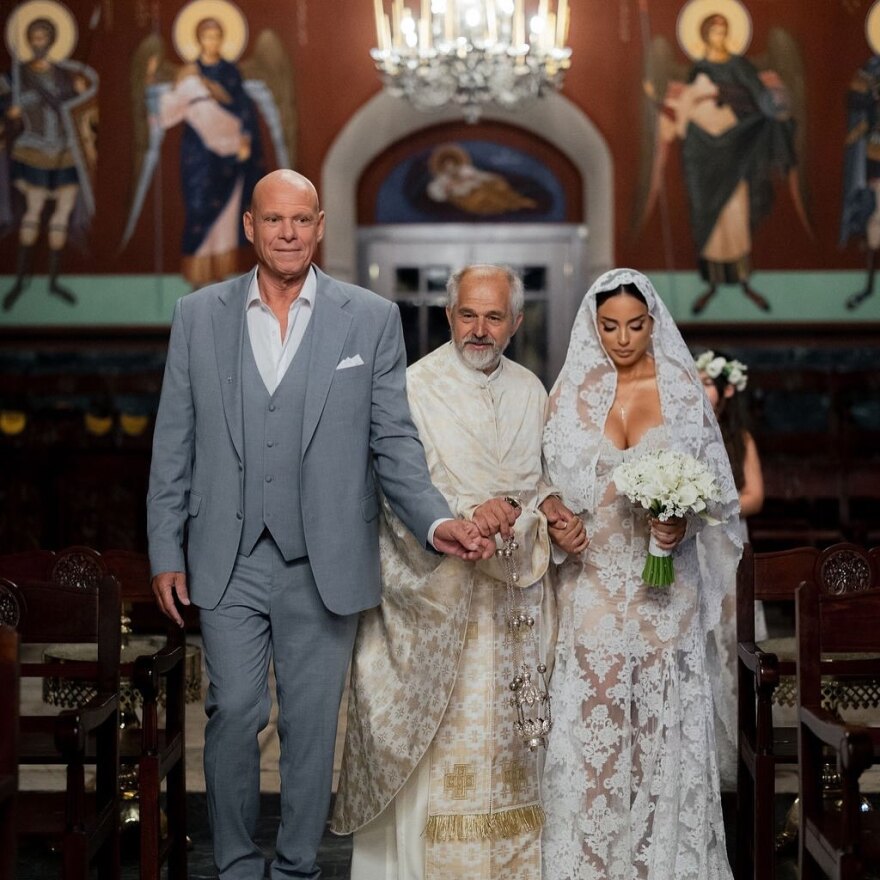 Η Ελπίδα Ιακωβίδου δημοσίευσε φωτογραφίες από τον γάμο της με τον Τζώνη Καλημέρη