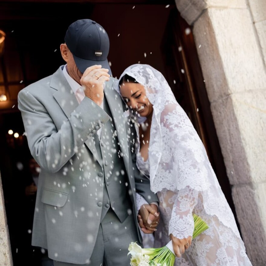 Η Ελπίδα Ιακωβίδου δημοσίευσε φωτογραφίες από τον γάμο της με τον Τζώνη Καλημέρη