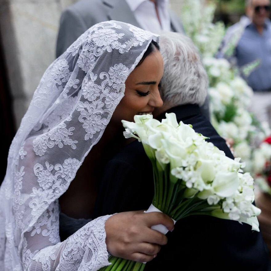 Η Ελπίδα Ιακωβίδου δημοσίευσε φωτογραφίες από τον γάμο της με τον Τζώνη Καλημέρη