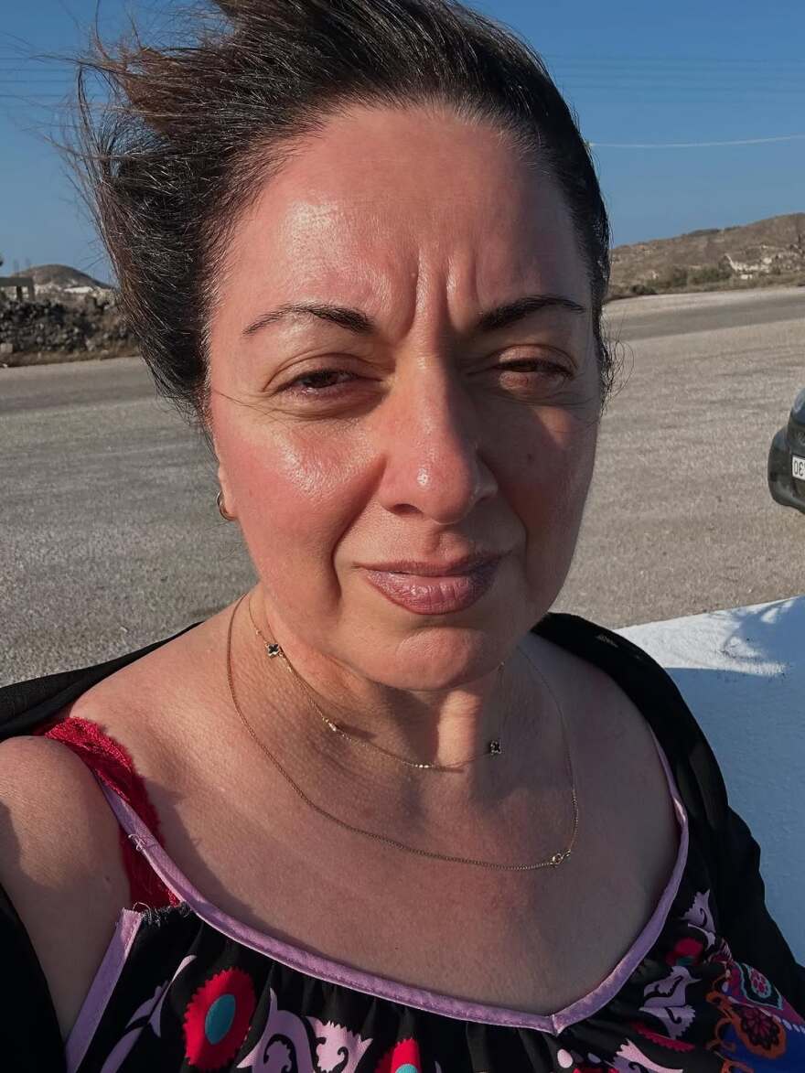 Η Σοφία Μουτίδου βρίσκεται στη Σαντορίνη με τον σύντροφό της - Δείτε τις φωτογραφίες