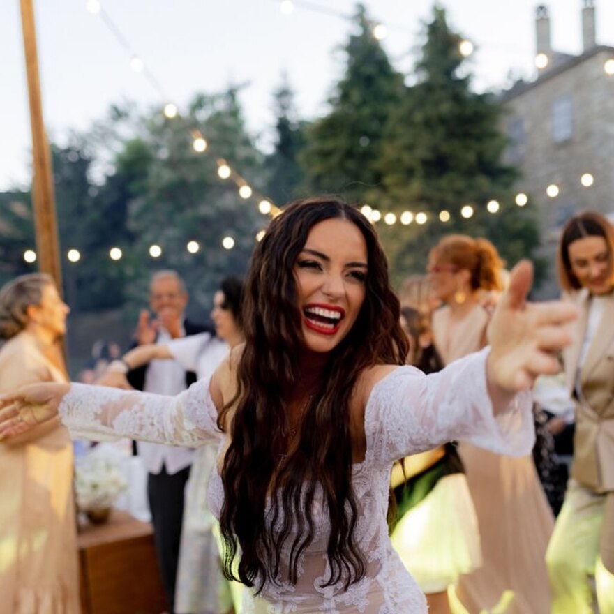 Η Ελπίδα Ιακωβίδου δημοσίευσε φωτογραφίες από τον γάμο της με τον Τζώνη Καλημέρη