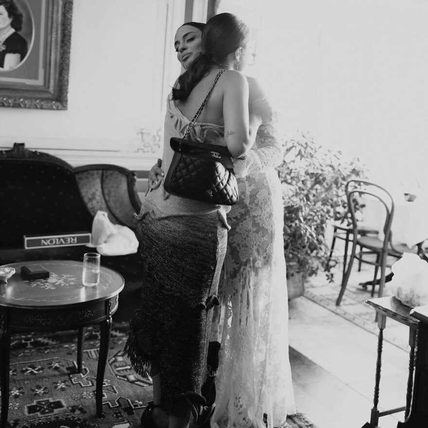 Η Ελπίδα Ιακωβίδου δημοσίευσε φωτογραφίες από τον γάμο της με τον Τζώνη Καλημέρη