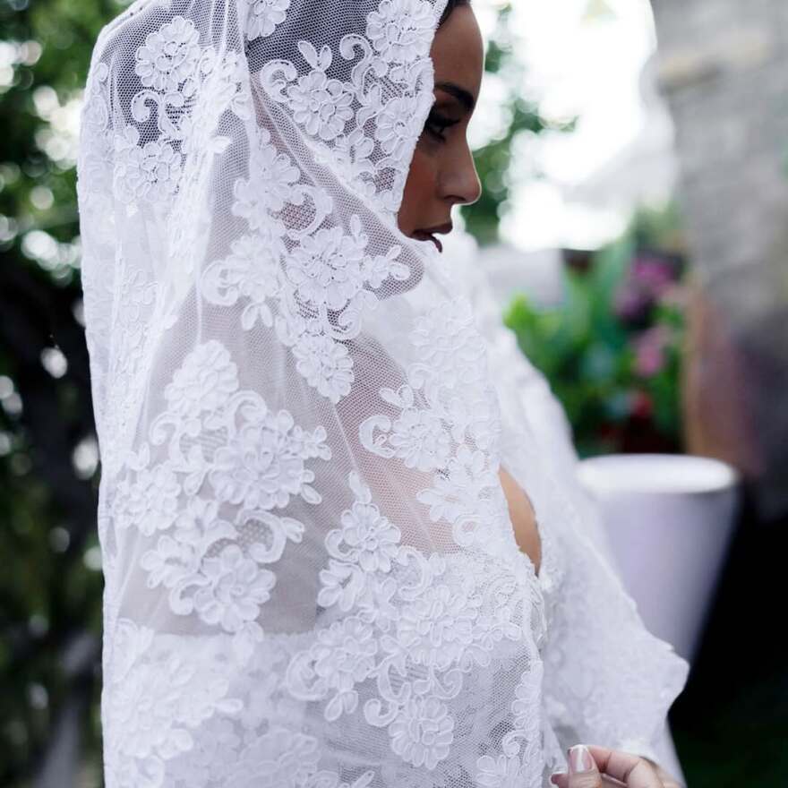 Η Ελπίδα Ιακωβίδου δημοσίευσε φωτογραφίες από τον γάμο της με τον Τζώνη Καλημέρη